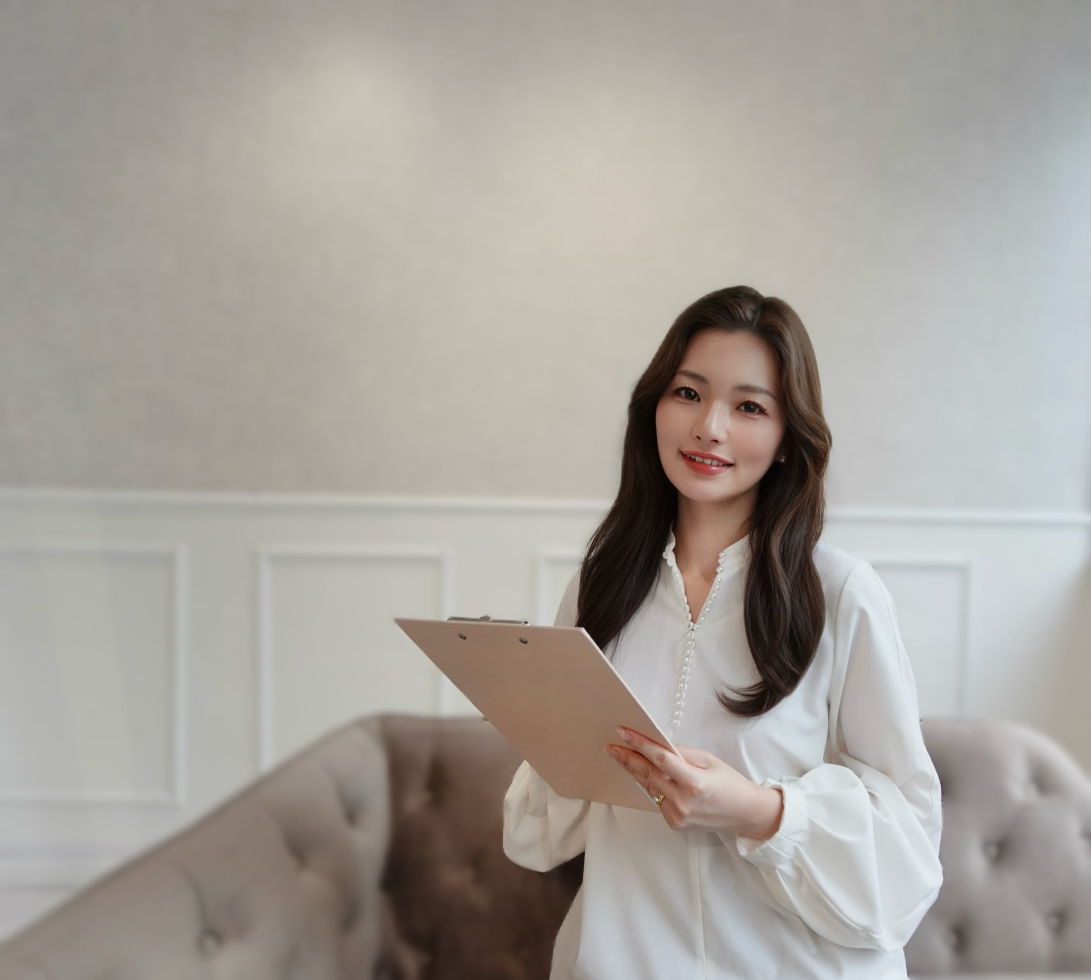 カウンセリングシートを手に微笑むAKARI Premium Salon代表の藤田あかり