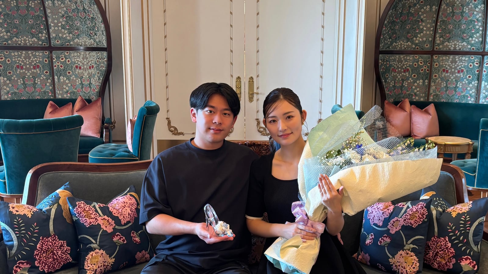花束を持つご夫婦の記念写真
