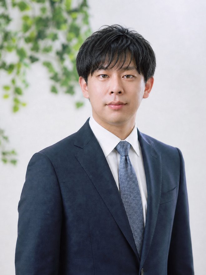 Before：スタジオ背景に定番のスーツで撮影した婚活写真の例